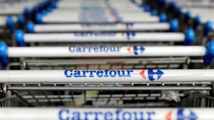 na foto, carrinhos do Carrrefour em Porto Alegre