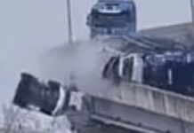 Vídeo mostra carreta tombando na ponte do Guaíba