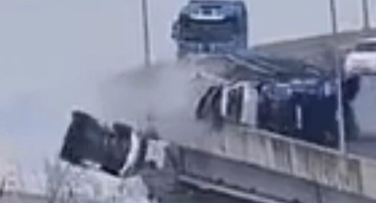 Vídeo mostra carreta tombando na ponte do Guaíba