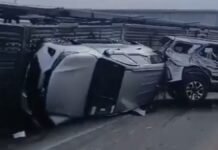 na foto, carreta tomba ponte do guaíba