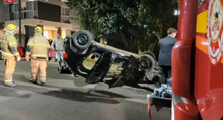 na foto, carro capotado em Canoas