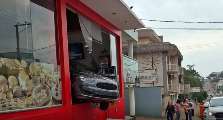 Carro invade padaria e deixa feridos; assista ao vídeo