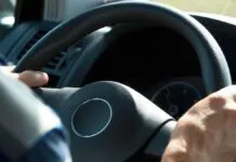 Governo emitiu um comunicado importante para quem tem carros antigos; Foto mostra motorista segurando volante de carro