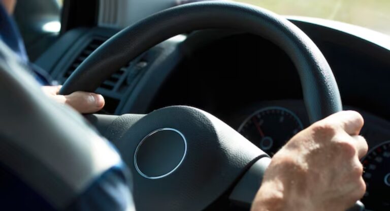 Governo emitiu um comunicado importante para quem tem carros antigos; Foto mostra motorista segurando volante de carro