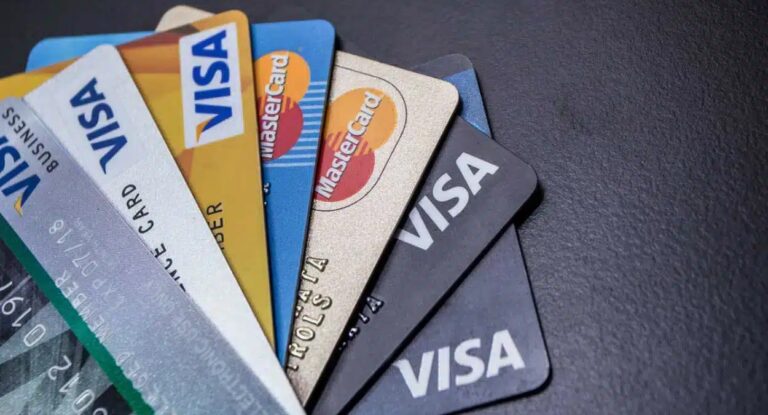 Imagem mostra diversas opções de cartão de crédito para negativados