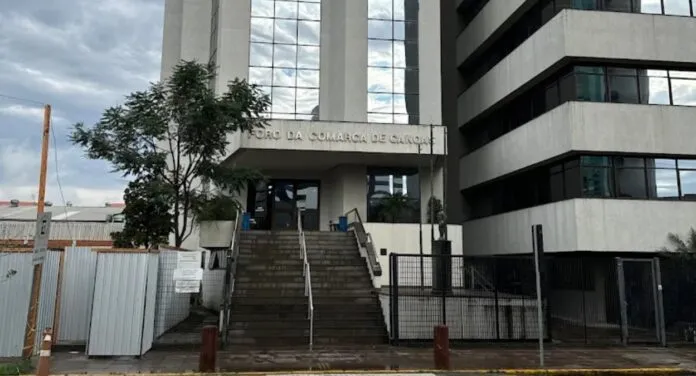na foto, júri sobre morte de casal de canoas