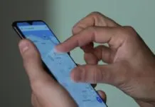 Foto mostra pessoa segurando celular com aplicativo para verificar se o aparelho usado é roubado