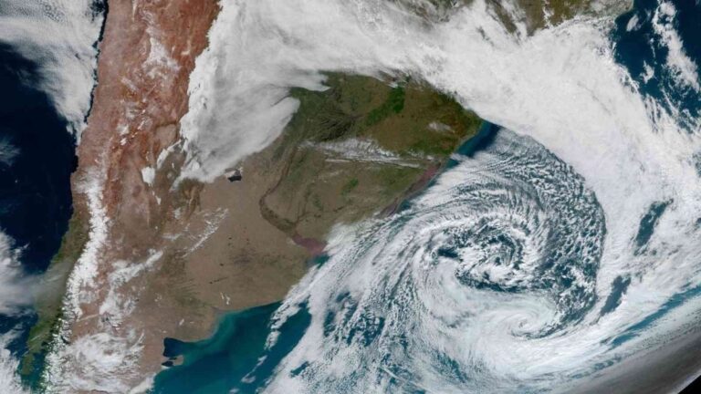 na foto, imagem de satélite mostra a atuação de um ciclone extratropical no RS