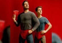 Foto mostra um homem e um menino usando cueca vermelha por cima das calças que vestem e o homem segura dois ingressos do Cinemark para assistir ao filme do Superman