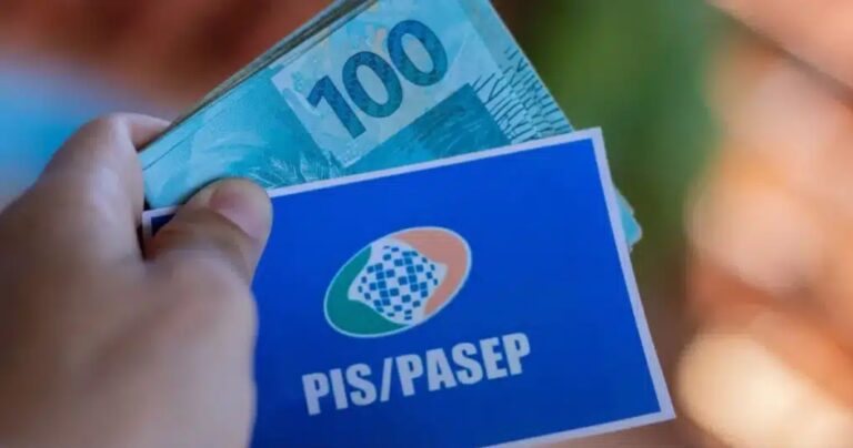 Imagem de mão segurando dinheiro e um cartão do PIS Pasep