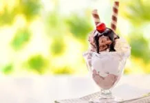 Foto mostra taça de sorvete; Estudo aponta se comer o doce faz mal