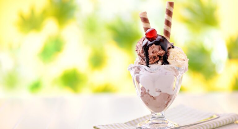 Foto mostra taça de sorvete; Estudo aponta se comer o doce faz mal