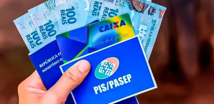 Imagem: de carteira de trabalho e cédulas de dinheiro