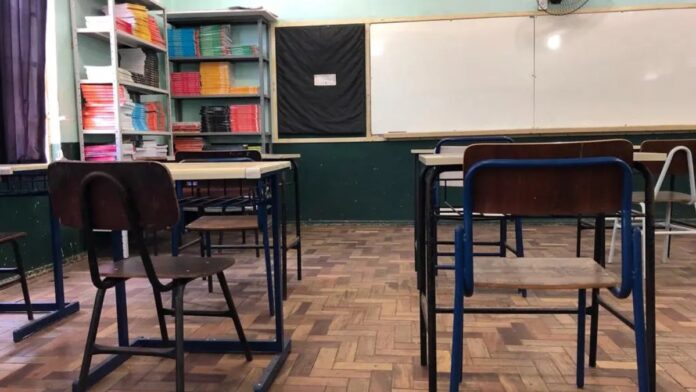 na foto, sala de aula vazia aguardando o concurso magistério RS