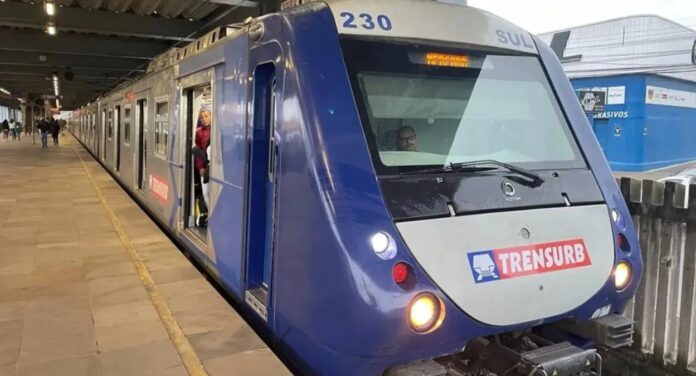 Trem da Trensurb na plataforma da estação