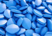 Imagem de comprimidos azuis, geralmente associadas ao medicamento viagra