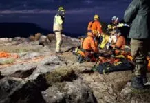 Foto mostra Corpo de Bombeiros durante operação de resgate para socorrer criança que caiu no Cânion Fortaleza, no Rio Grande do Sul.