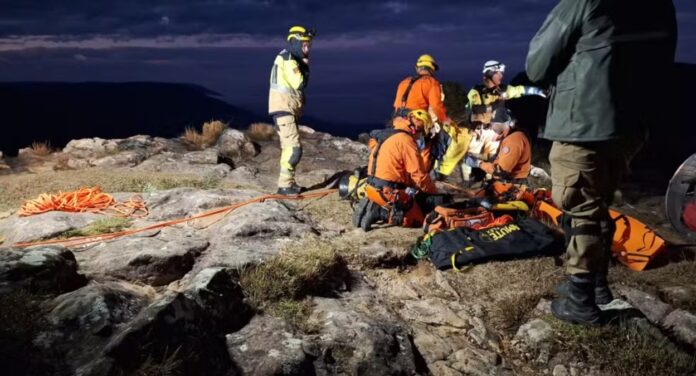 Foto mostra Corpo de Bombeiros durante operação de resgate para socorrer criança que caiu no Cânion Fortaleza, no Rio Grande do Sul.