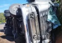 Na foto, a carreta que as duas crianças morreram em acidente