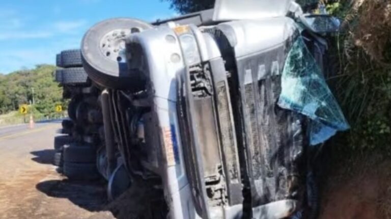 Na foto, a carreta que as duas crianças morreram em acidente