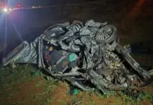 Na foto, o carro das crianaças que morreram em acidente