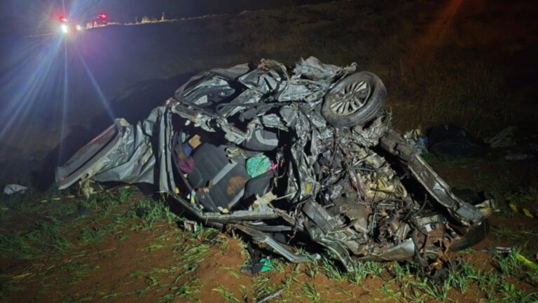 Na foto, o carro das crianaças que morreram em acidente