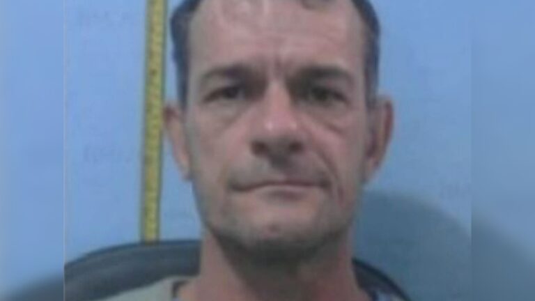 Na foto, mostra o criminoso que foi baleado na mão