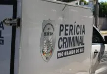 na foto, carro da perícia na ocorrência de criminoso morto Canoas