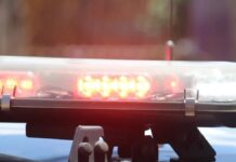 Na foto, mostra o carro da polícia civil na ocorrência do criminosos morto