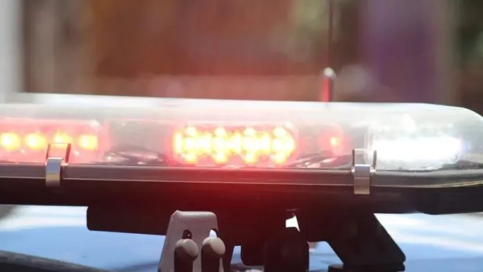 Na foto, mostra o carro da polícia civil na ocorrência do criminosos morto