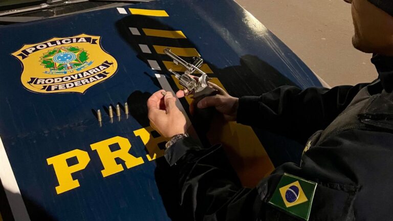 na foto, arma apreendida com criminosos em Canoas