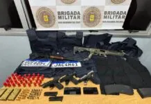 na foto, arsenal apreendido com criminosos após confronto com a Brigada Militar em Canoas