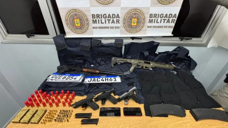 na foto, arsenal apreendido com criminosos após confronto com a Brigada Militar em Canoas