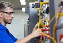 Na foto, alunos que estão realizando inscrições para o curso gratuito