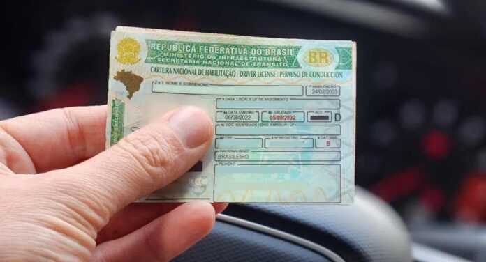 Foto mostra CNH emitida pelo Detran RS