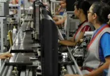 Na foto, mostra funcionários que foram demitidos da empresa