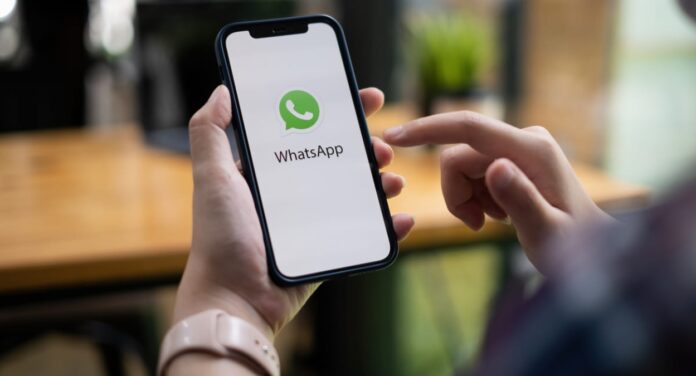 Foto mostra celular com whatsapp; Descubra se é possível fazer empréstimo pelo aplicativo
