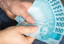 Trabalhador CLT segurando dinheiro de consignado