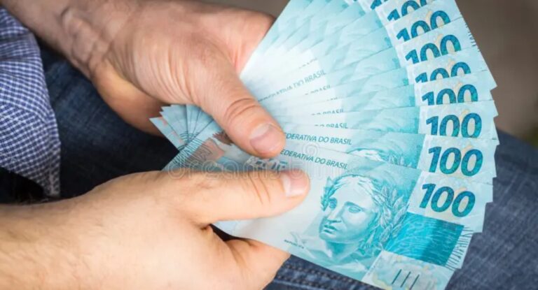 Trabalhador CLT segurando dinheiro de consignado
