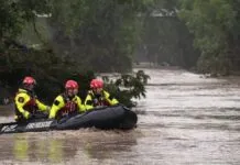 Na foto, os Bombeiros em busca de pessoas na enchente do Texas