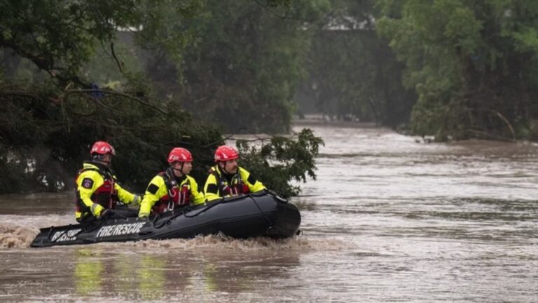 Na foto, os Bombeiros em busca de pessoas na enchente do Texas