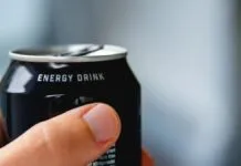 Foto mostra uma latinha de energético; Estudo aponta se o consumo da bebida causa câncer