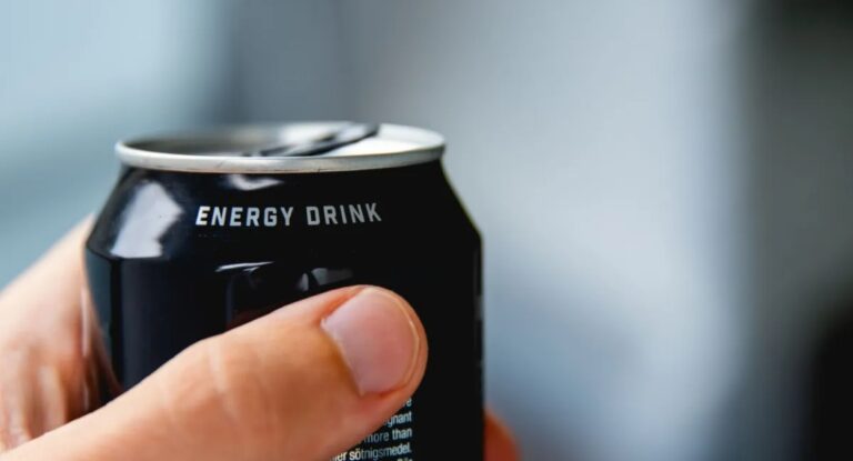 Foto mostra uma latinha de energético; Estudo aponta se o consumo da bebida causa câncer
