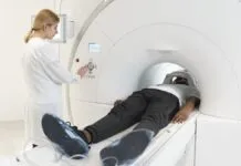 Entrar em uma ressonância magnética com metal pode ser fatal