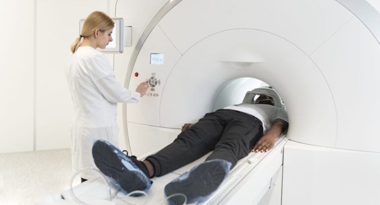 Entrar em uma ressonância magnética com metal pode ser fatal