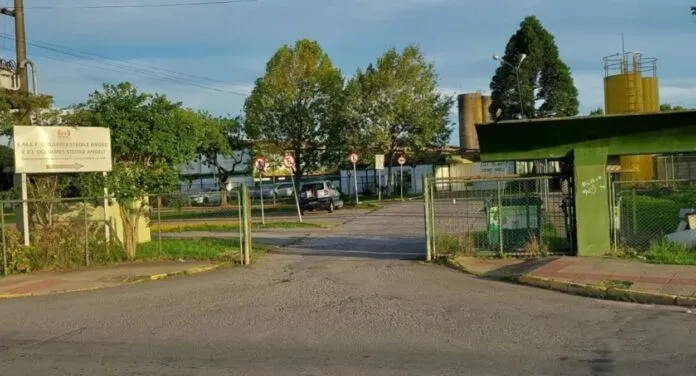 Mulher invade escola e agride diretora