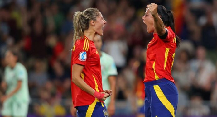 Jogadoras da Seleção da Espanha comemorando um gol