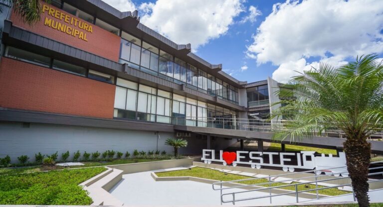 Na foto, a prefeitura de Esteio que tem vaga de estágio