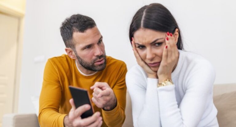 Casal discutindo após homem descobrir traição