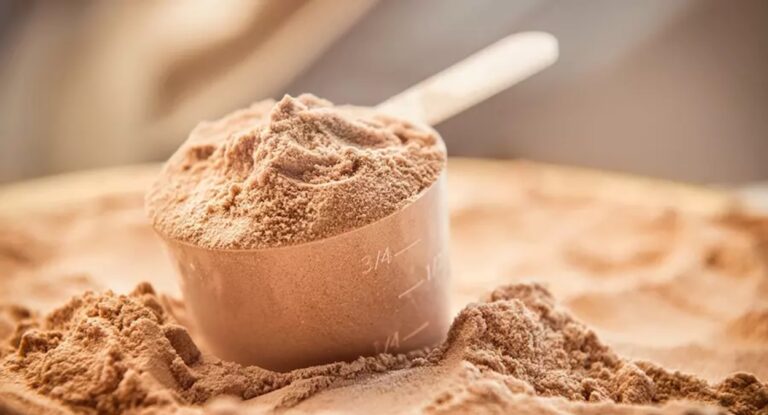 Foto mostra whey protein em pó, alvo de estudo por uma universidade brasileira